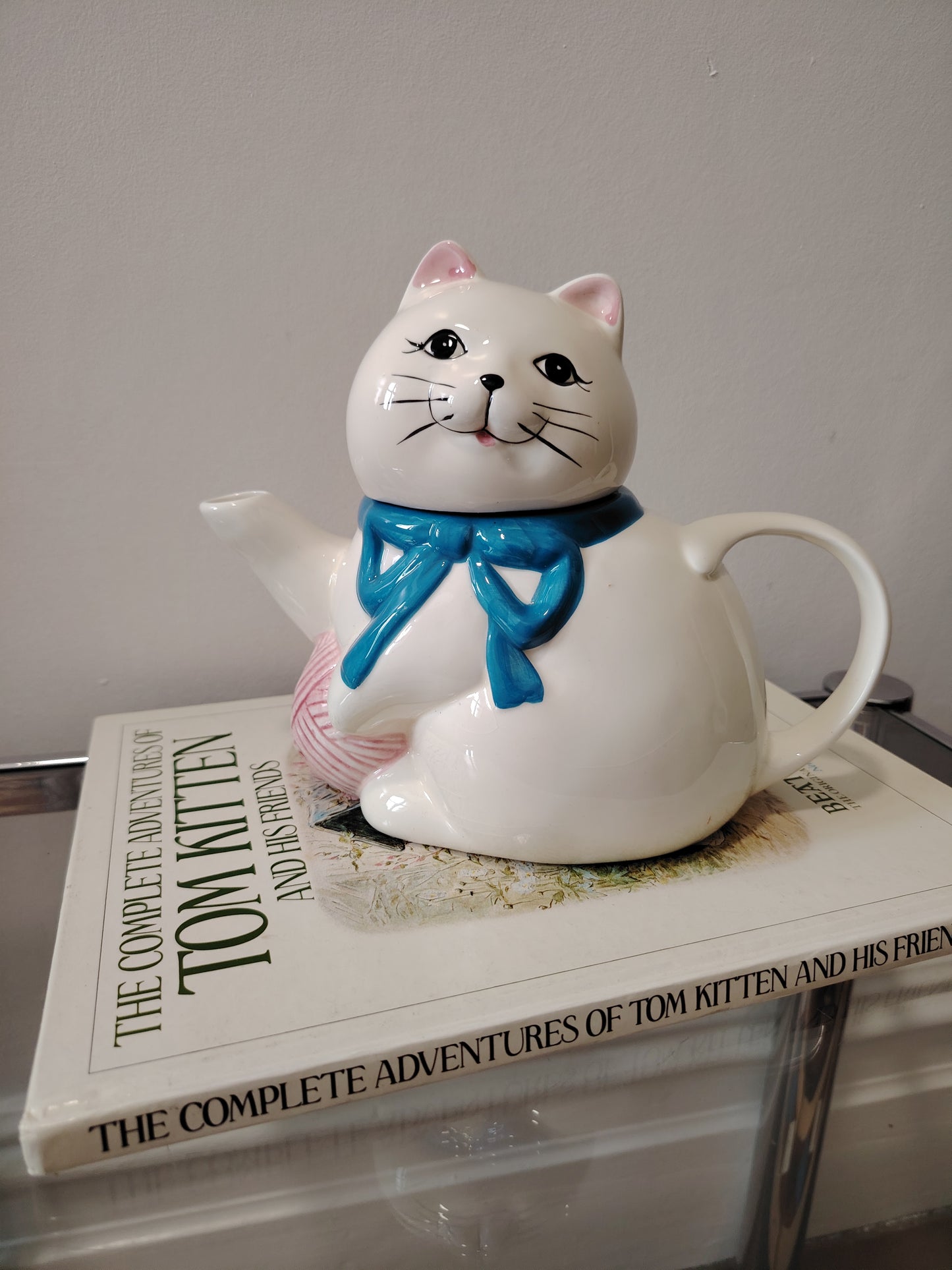 Vintage White Cat Teapot