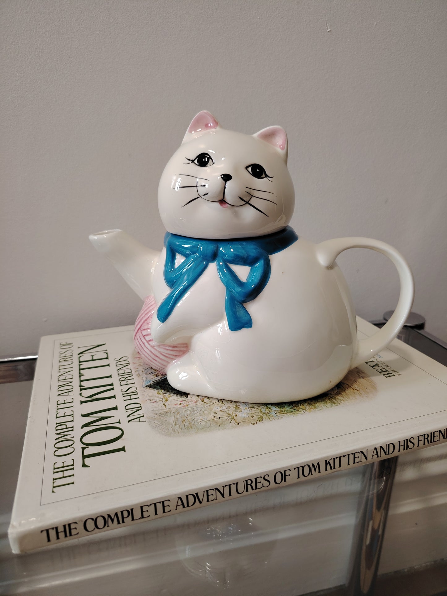 Vintage White Cat Teapot