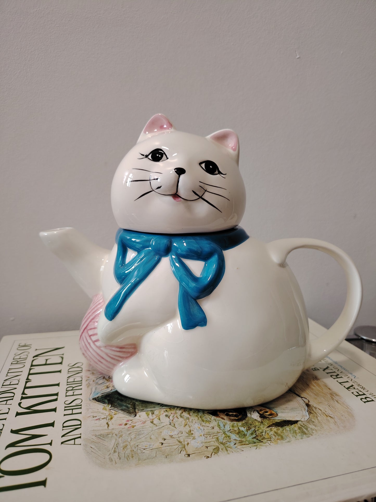 Vintage White Cat Teapot