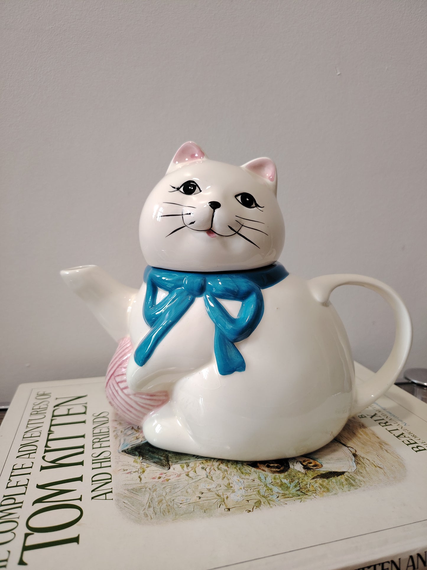 Vintage White Cat Teapot