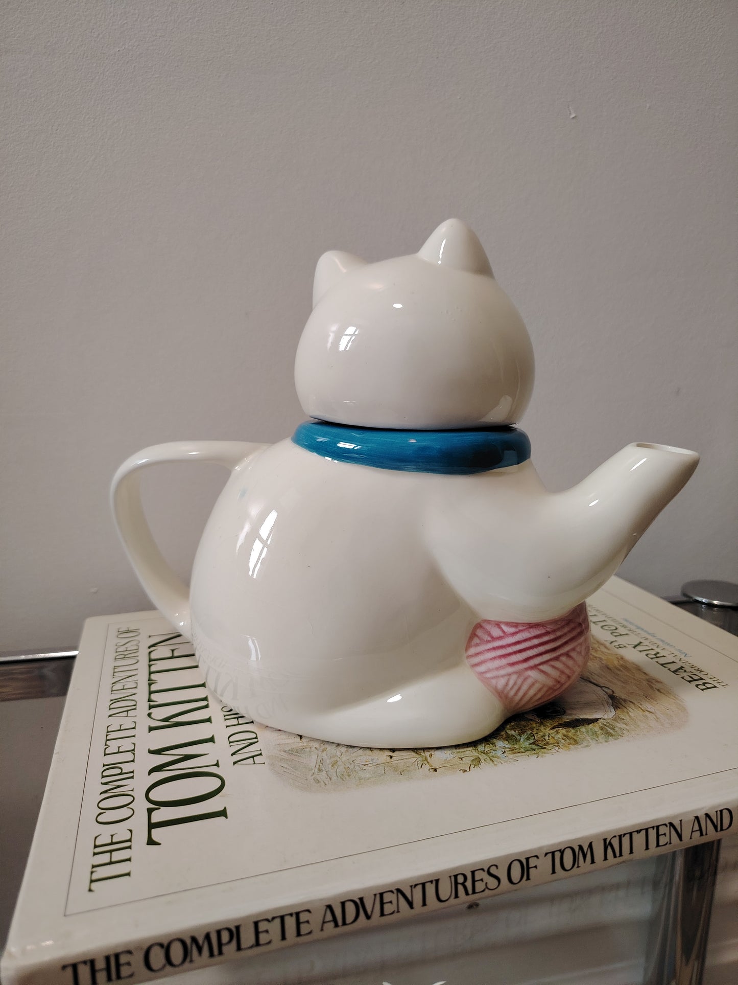 Vintage White Cat Teapot