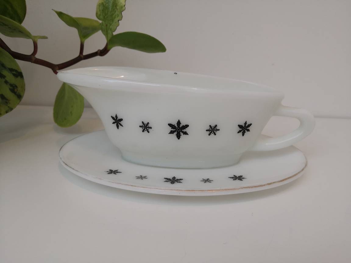 Pyrex Gaiety Gravy Boat/ Sauce Pourer