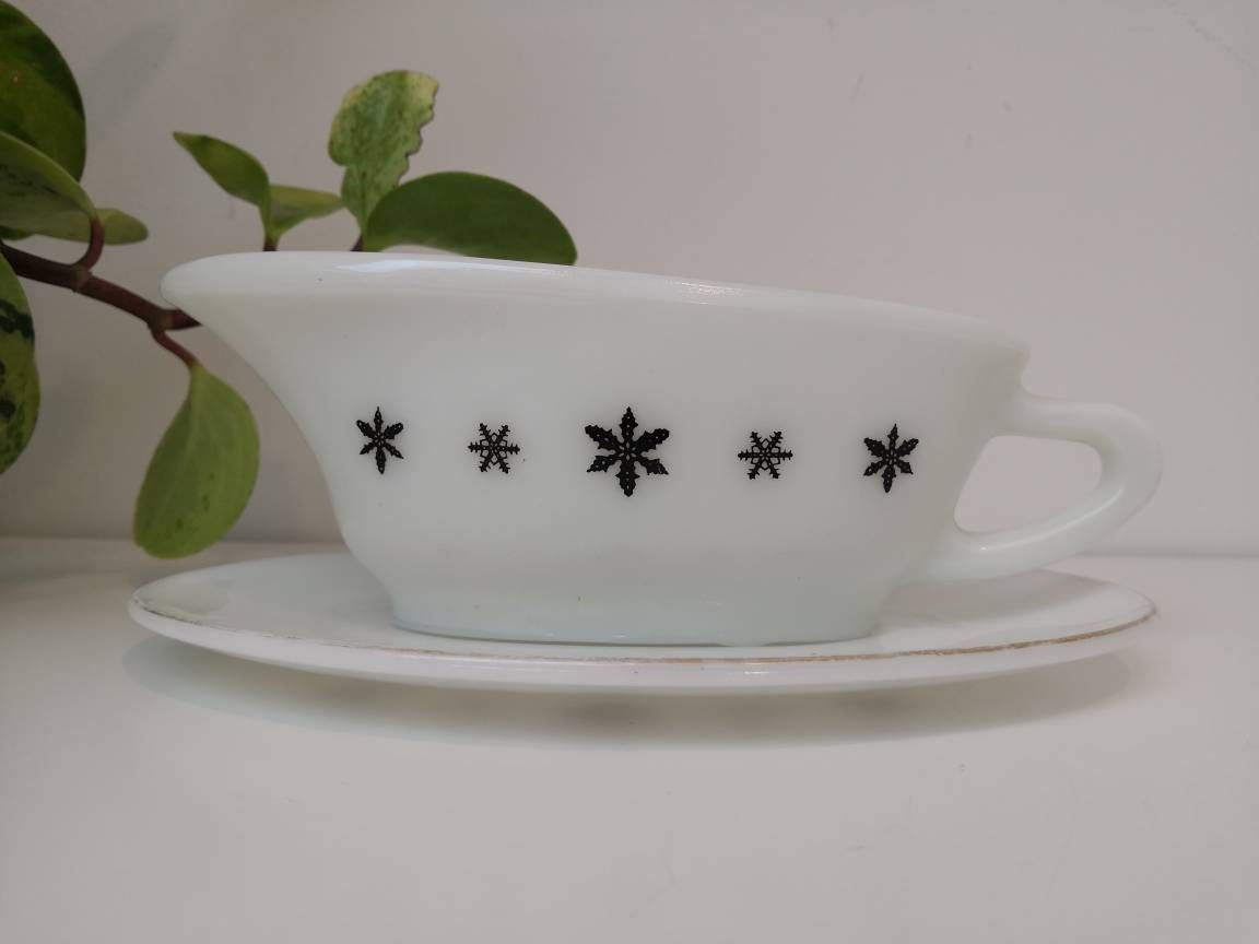 Pyrex Gaiety Gravy Boat/ Sauce Pourer