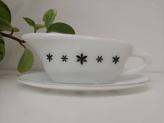 Pyrex Gaiety Gravy Boat/ Sauce Pourer