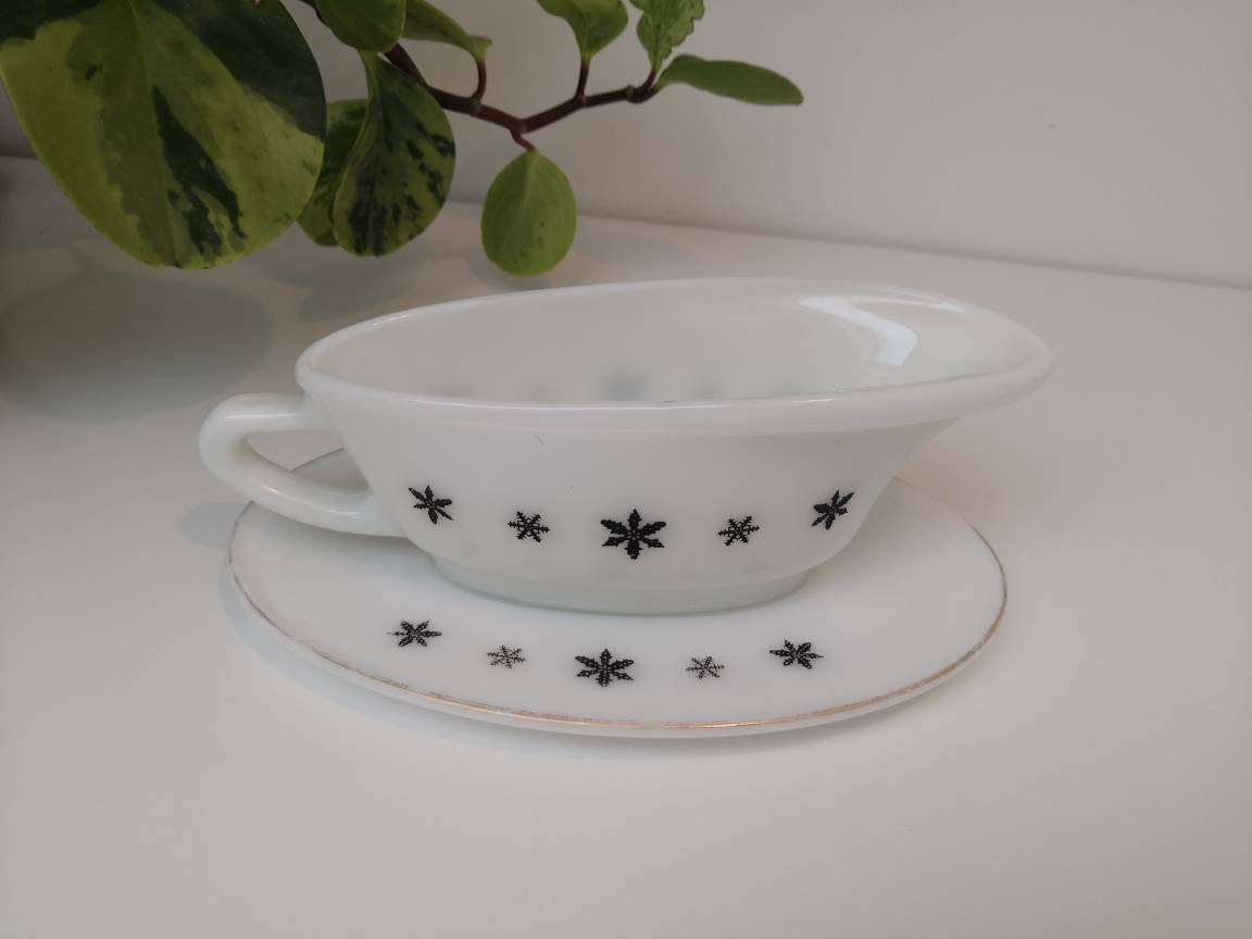 Pyrex Gaiety Gravy Boat/ Sauce Pourer