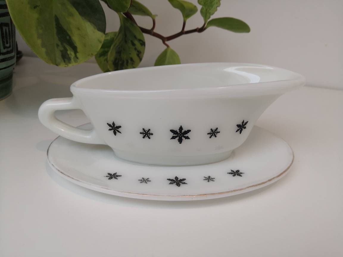 Pyrex Gaiety Gravy Boat/ Sauce Pourer