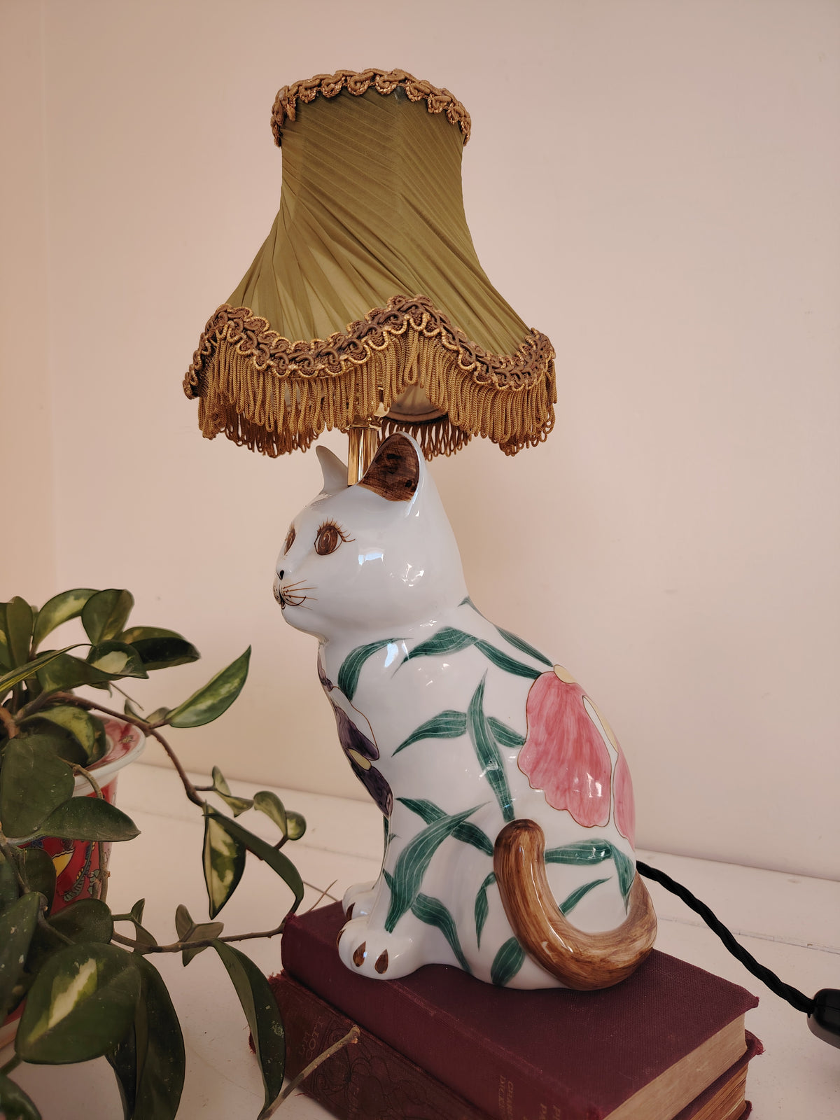 Vintage Reworked Floral Cat Lamp 💜