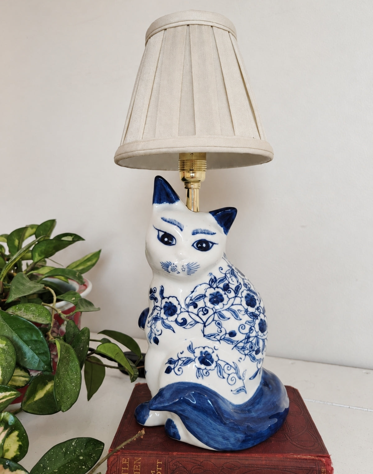 Reworked Vintage Floral Cat Lamp 💙