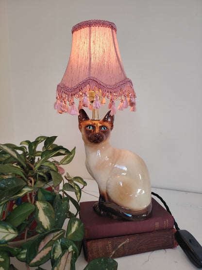 Vintage Reworked Siamese Cat Lamp 💕