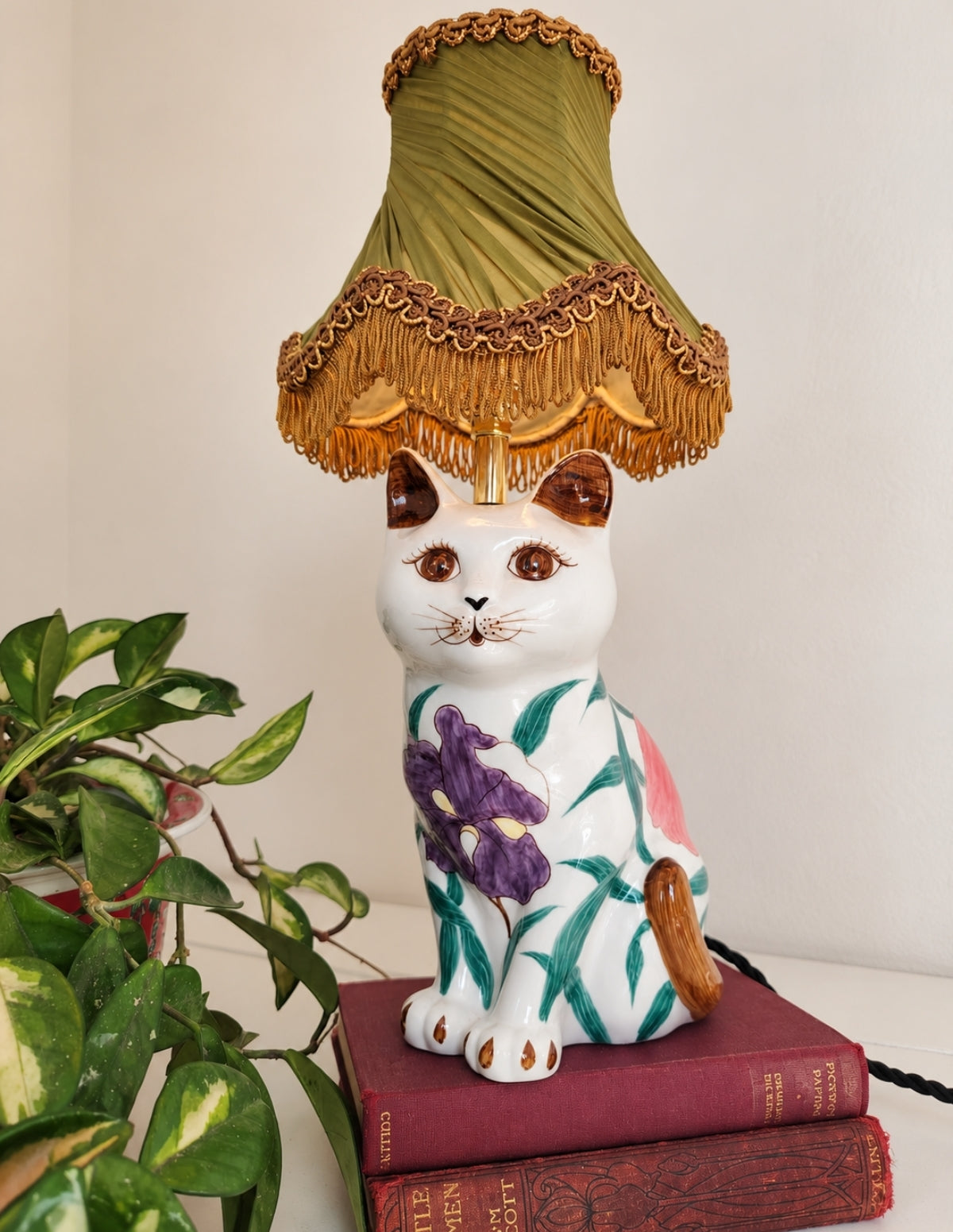 Vintage Reworked Floral Cat Lamp 💜