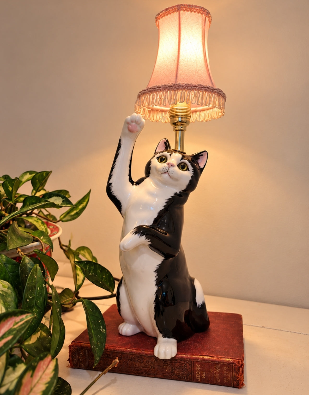 Vintage Reworked Playful Tuxedo Cat Lamp 🐈‍⬛