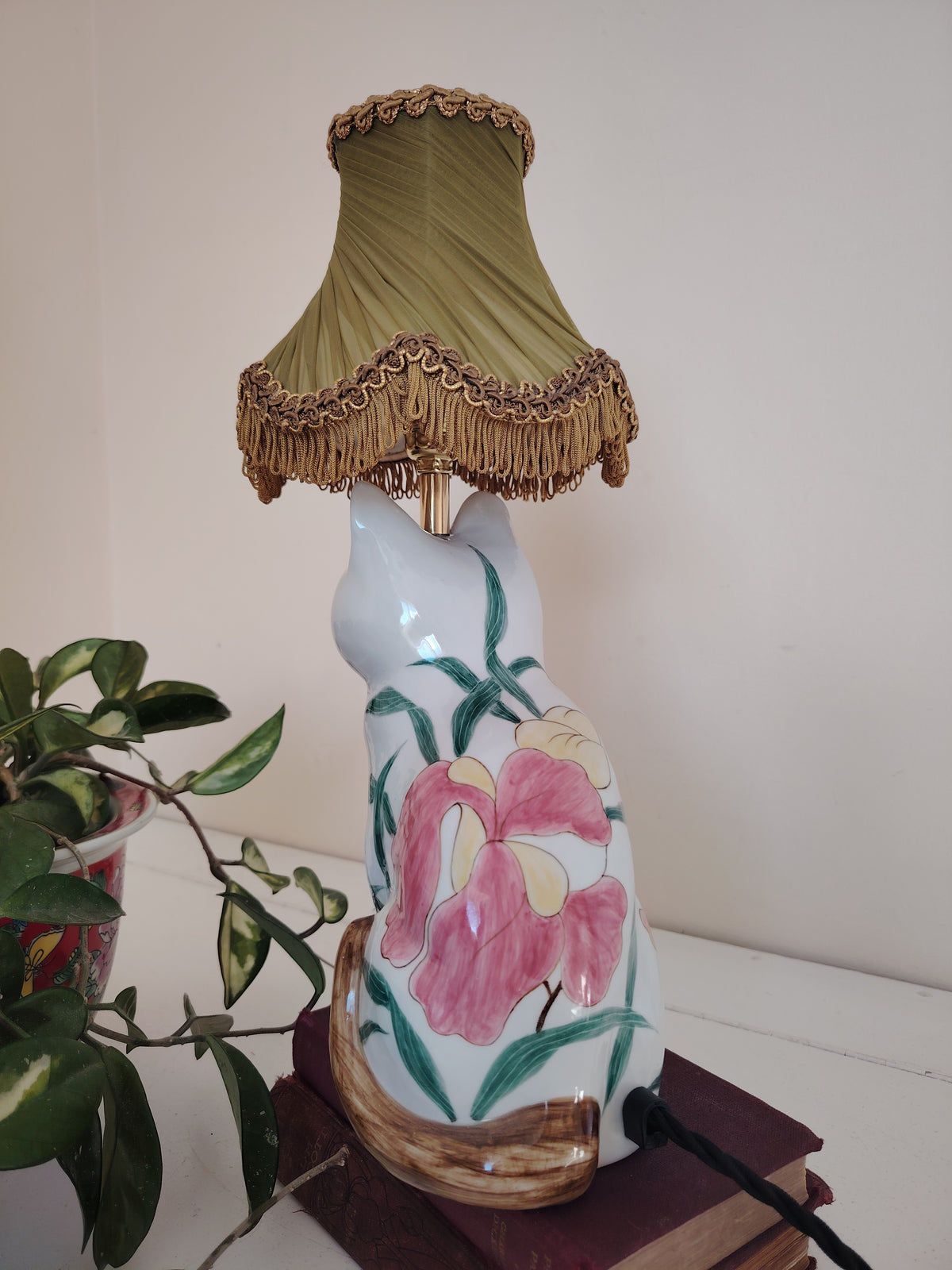 Vintage Reworked Floral Cat Lamp 💜
