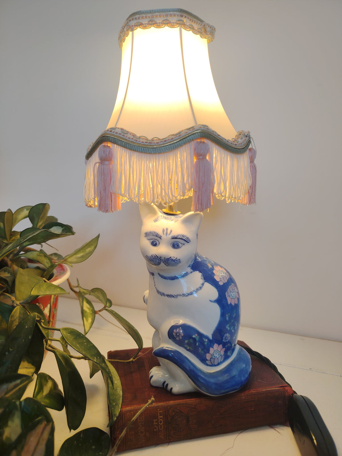 Small Reworked Vintage Floral Cat Lamp 💙