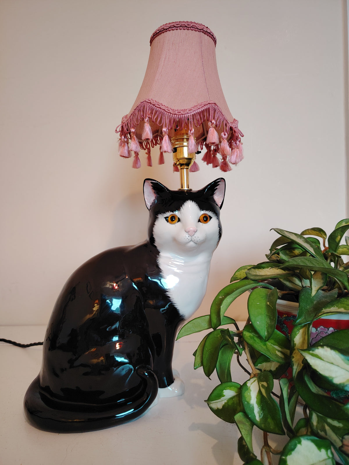 Large Vintage Reworked Tuxedo Cat Lamp 💕