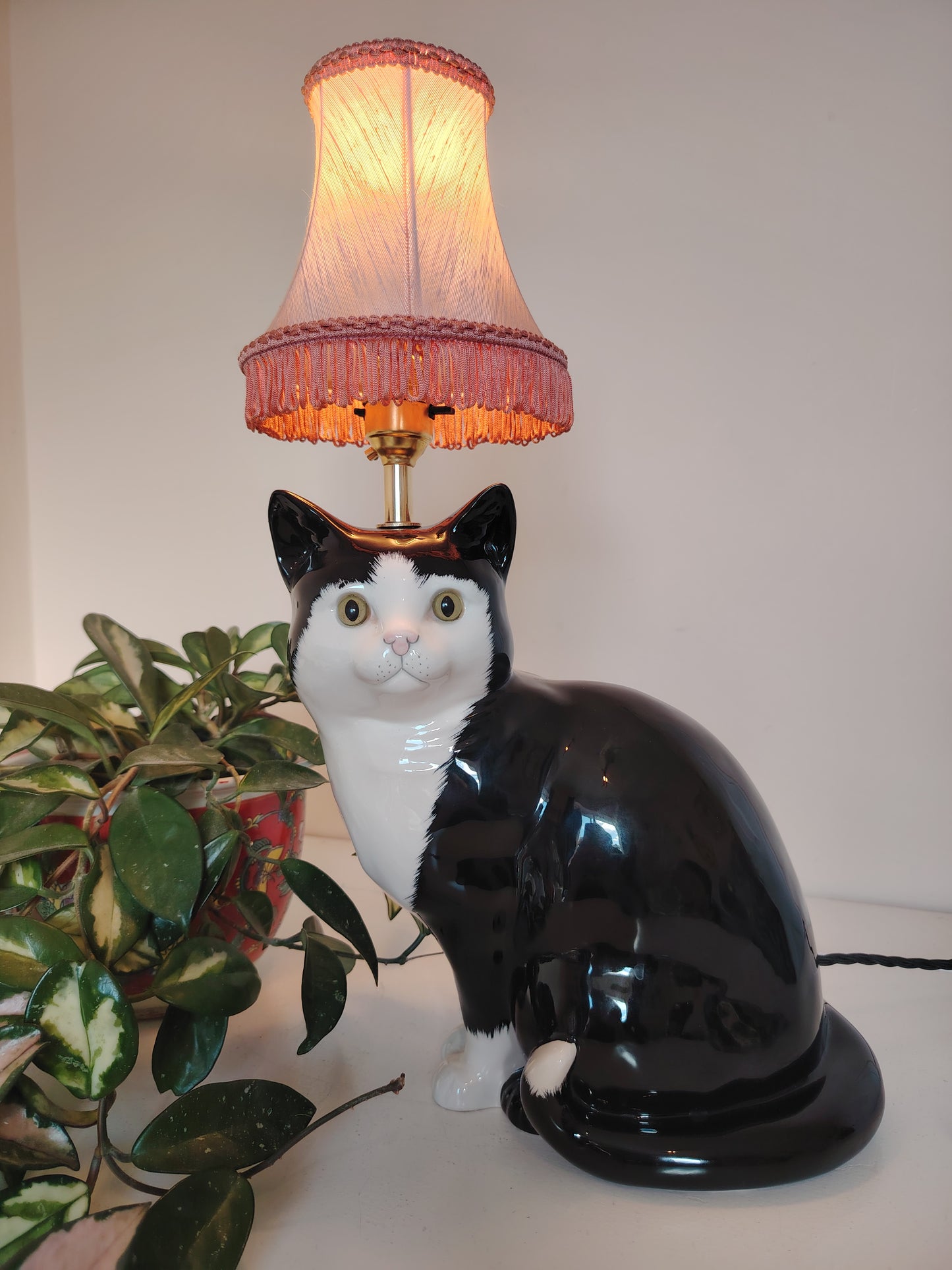 Large Vintage Reworked Tuxedo Cat Lamp 💕