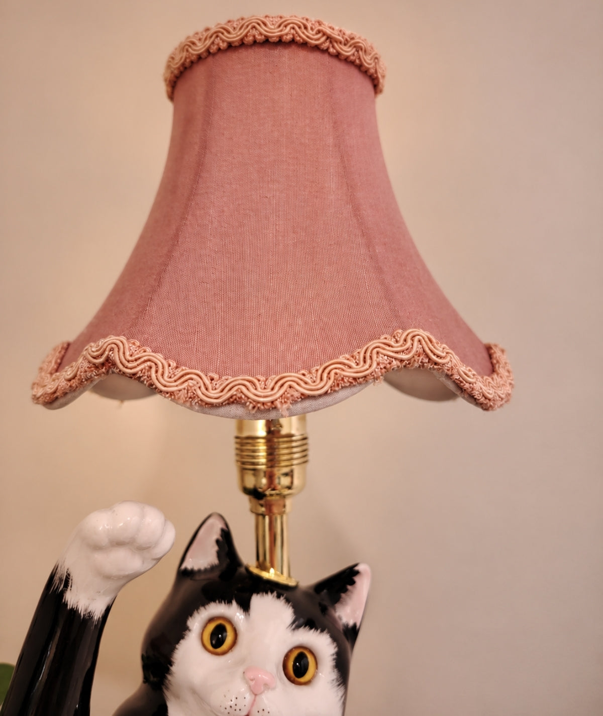 Vintage Reworked Playful Tuxedo Cat Lamp 🐈‍⬛