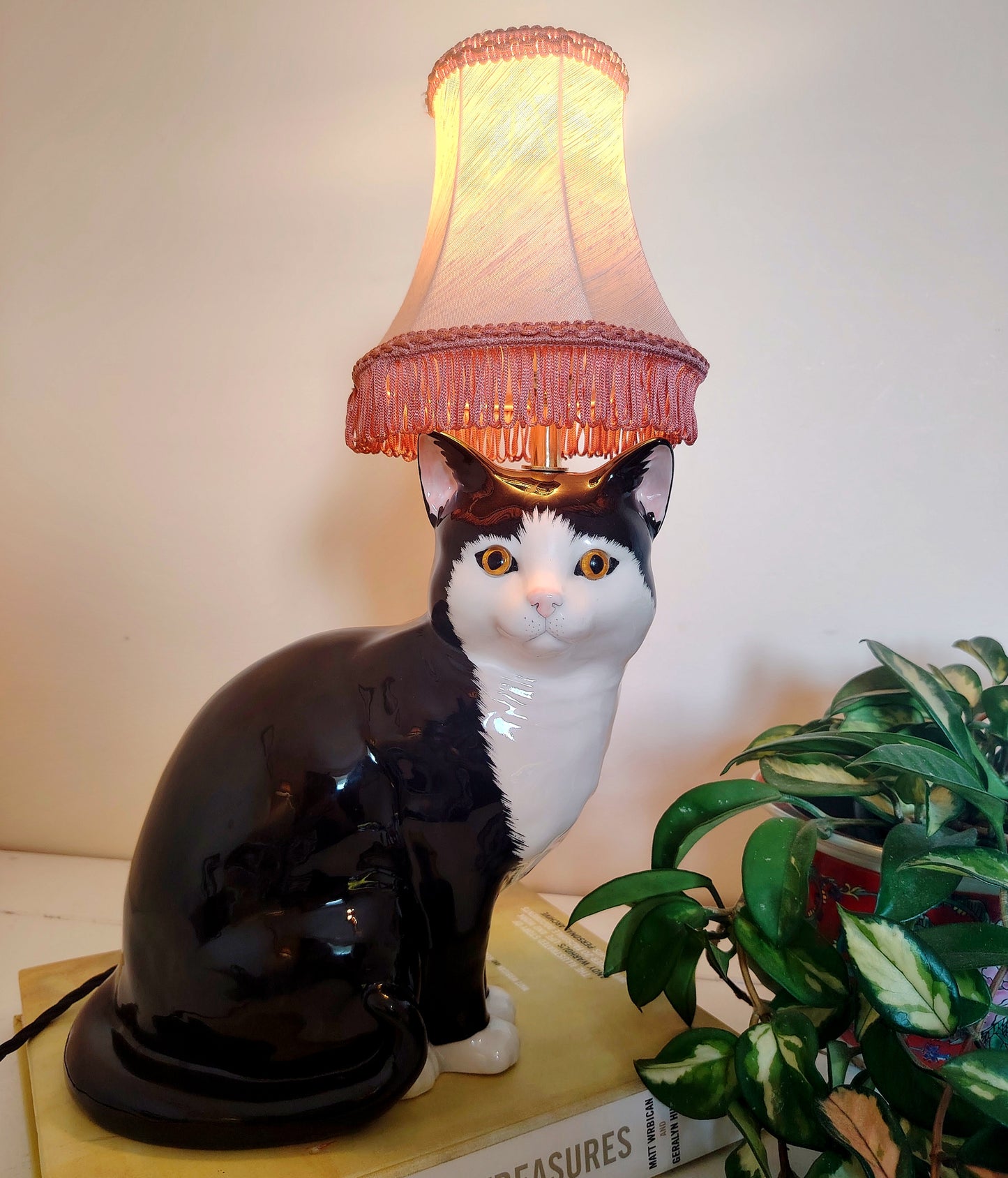 Large Vintage Reworked Tuxedo Cat Lamp 💕