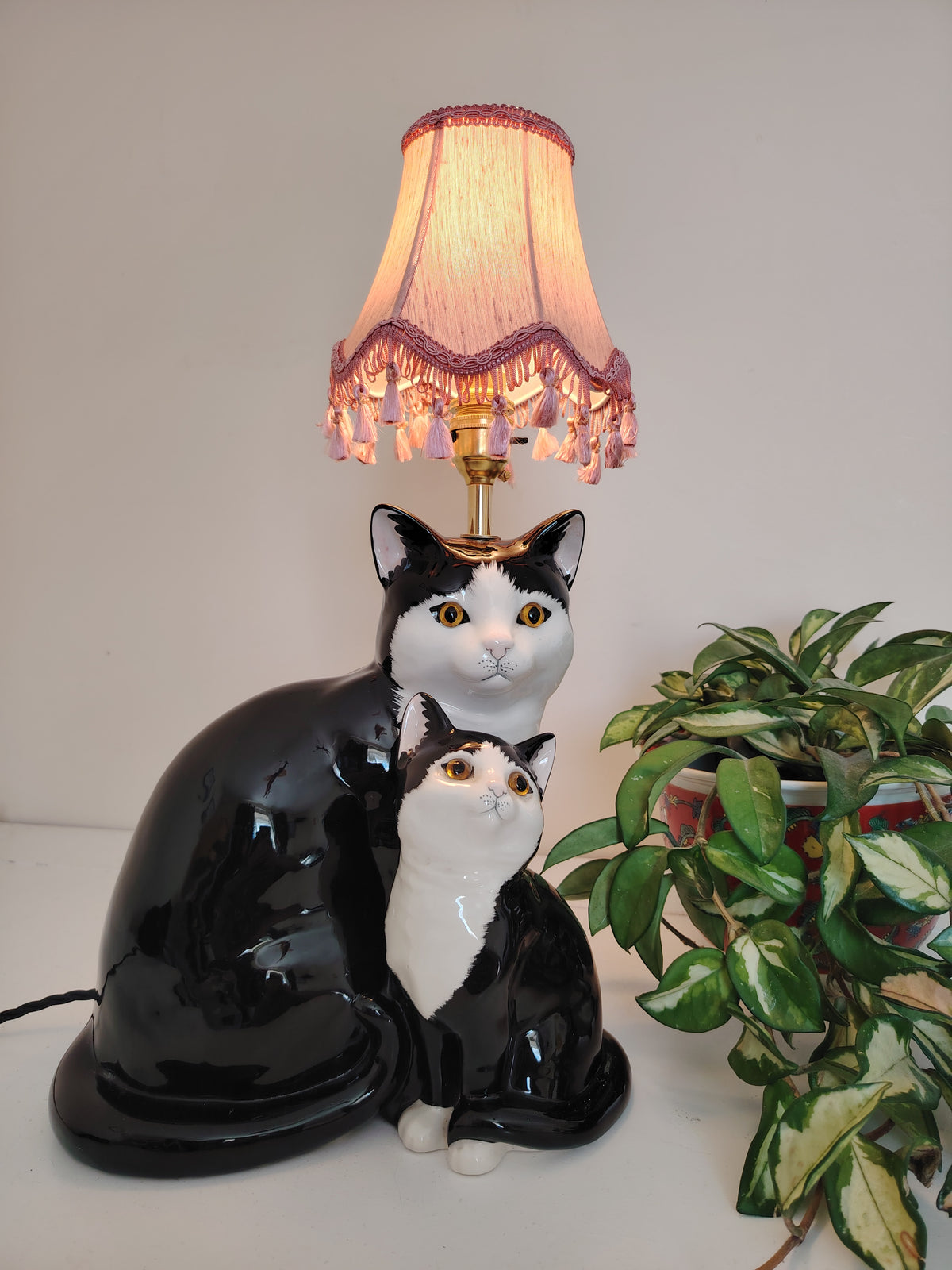 Large Vintage Reworked Tuxedo Cat and Kitten Lamp 💕
