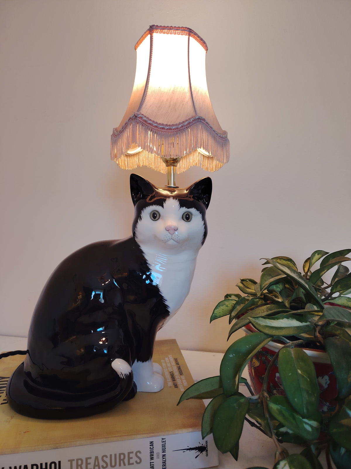 Large Vintage Reworked Tuxedo Cat Lamp 💕