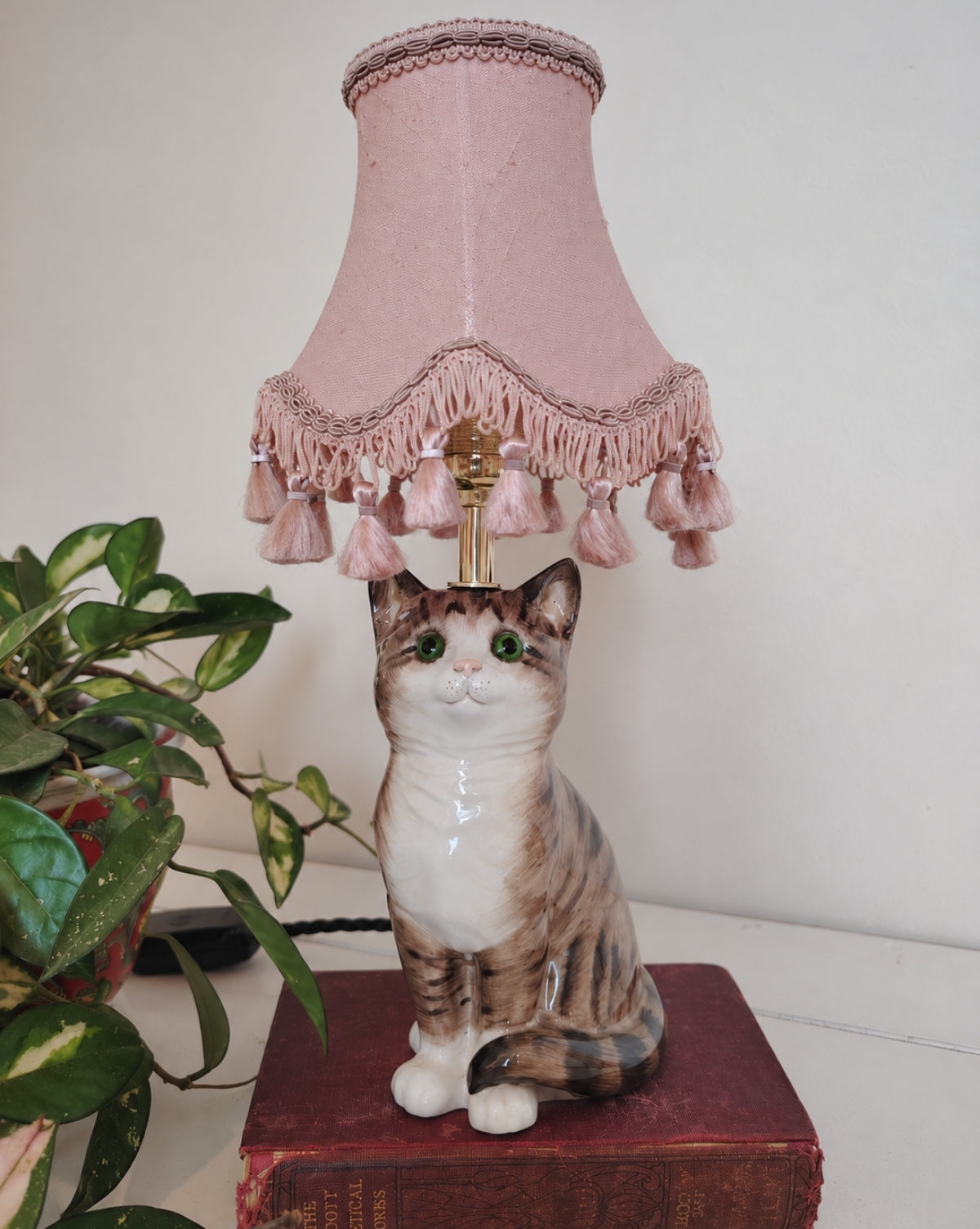 Vintage Reworked Small Tabby Cat Lamp 💚