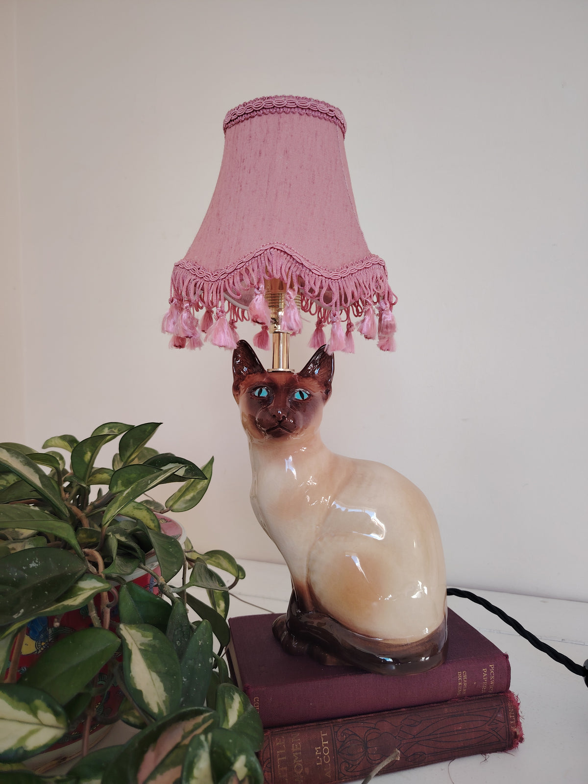 Vintage Reworked Siamese Cat Lamp 💕