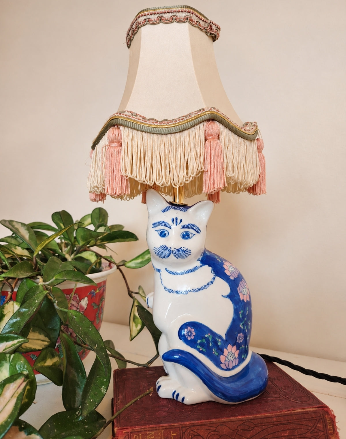 Small Reworked Vintage Floral Cat Lamp 💙