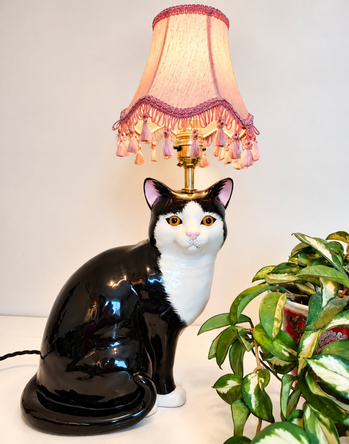 Large Vintage Reworked Tuxedo Cat Lamp 💕